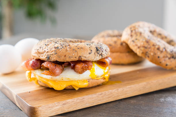 panino per la colazione a base di pancetta, uova e formaggio - sandwich eggs bacon breakfast foto e immagini stock