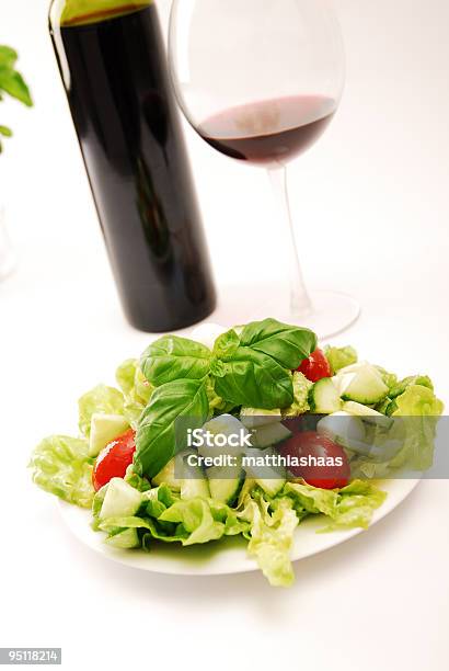 Foto de Salada E Vinho e mais fotos de stock de Alface - Alface, Alface Crespa, Alface Vermelha