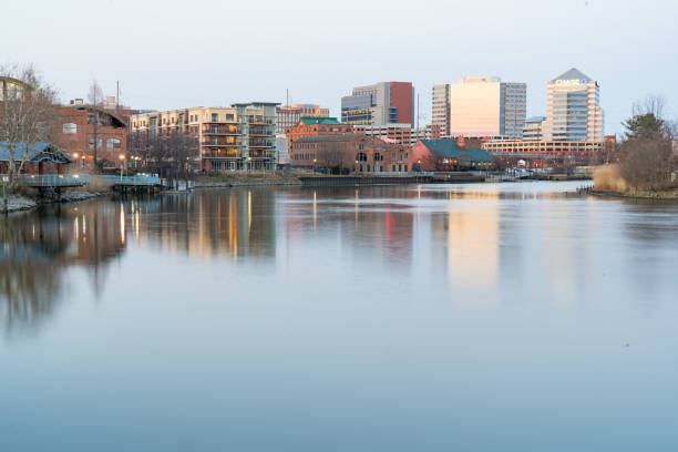 wilmington, delaware skyline entlang riverwalk - delaware wilmington waterfront skyline stock-fotos und bilder