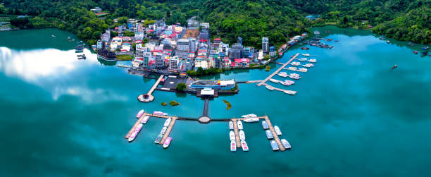 hermosa vista del muelle de ita thao, sun moon lake, taiwán - sun moon lake fotografías e imágenes de stock