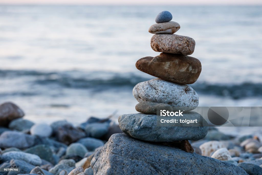 Zen equilibrio de guijarros, la armonía y el equilibrio - Foto de stock de Equilibrio libre de derechos