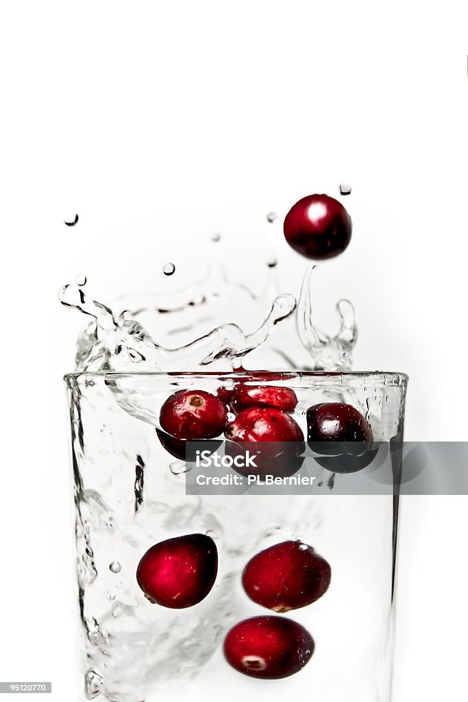 Preiselbeeren Spritzendes Wasser in ein Glas Wasser. - Lizenzfrei Moosbeere Stock-Foto