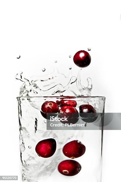 Preiselbeeren Spritzendes Wasser In Ein Glas Wasser Stockfoto und mehr Bilder von Moosbeere