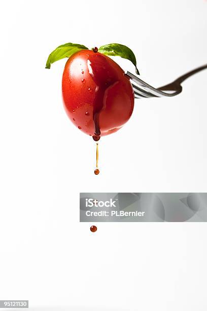Pomidorek Cherry Na Widelec - zdjęcia stockowe i więcej obrazów Ocet balsamiczny - Ocet balsamiczny, Kropla, Pomidor - Jarzyna