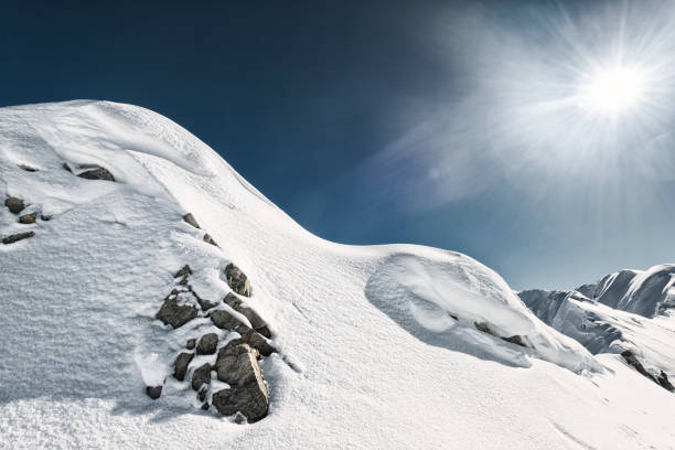 cadeia de montanhas nos alpes suíços, visto a partir de jakobshorn, davos - engadine switzerland europe clear sky - fotografias e filmes do acervo