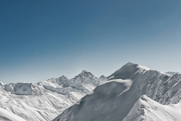cadeia de montanhas nos alpes suíços, visto a partir de jakobshorn, davos - engadine switzerland europe clear sky - fotografias e filmes do acervo