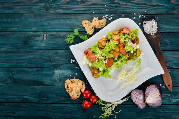 insalata di verdure con carne di verdura e cetriolo. vista dall'alto. su uno sfondo di legno. copiare lo spazio. - 2999 foto e immagini stock