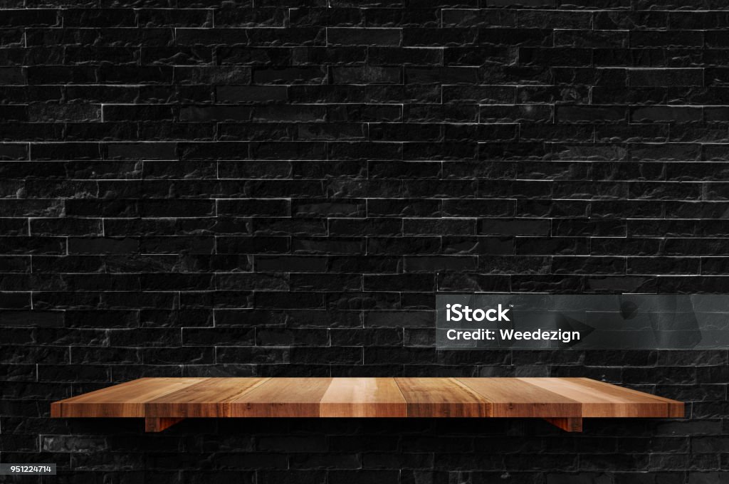Vider le plateau de planche de bois au fond de mur de brique noire, Mock pour affichage ou montage de produit ou de la conception - Photo de Comptoir de bar libre de droits
