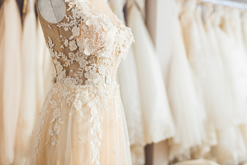 Encaje elegante vestido en el maniquí de tienda de moda de boda photo