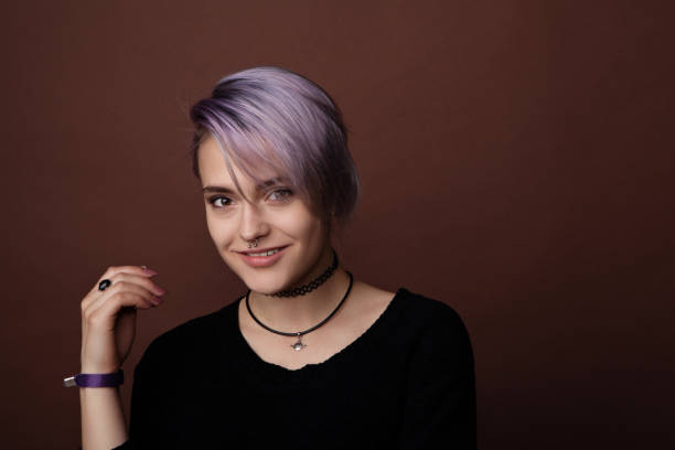 retrato de una hermosa joven en el estudio - pendiente de la nariz fotografías e imágenes de stock