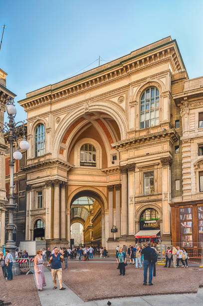 galleria vittorio emanuele ii di fronte a piazza duomo a milano - milan italy town square italy cathedral foto e immagini stock