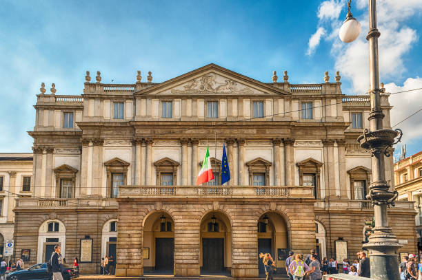 fachada de casa de ópera de la scala en milán, italia - milan italy stage theater opera house built structure fotografías e imágenes de stock