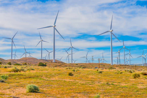 ветряная турбинная ферма в горах техачапи, калифорния - tehachapi стоковые фото и изображения