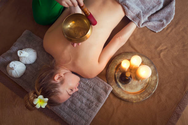 giovane donna che ha un trattamento di massaggio - traditional chinese medicine foto e immagini stock