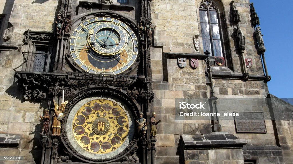 Close-up de dois mostradores astronômico Orloj (ou Prague orloj) - Foto de stock de Arte e artesanato - Objeto manufaturado royalty-free