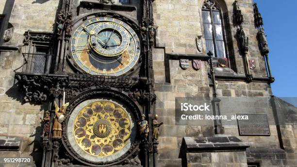 Foto de Closeup De Dois Mostradores Astronômico Orloj e mais fotos de stock de Arte e artesanato - Objeto manufaturado