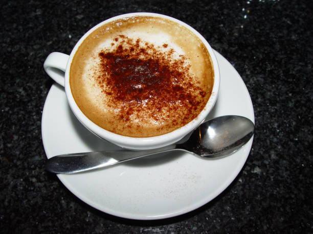 eine cappuccino-tasse - coffee cup flash stock-fotos und bilder