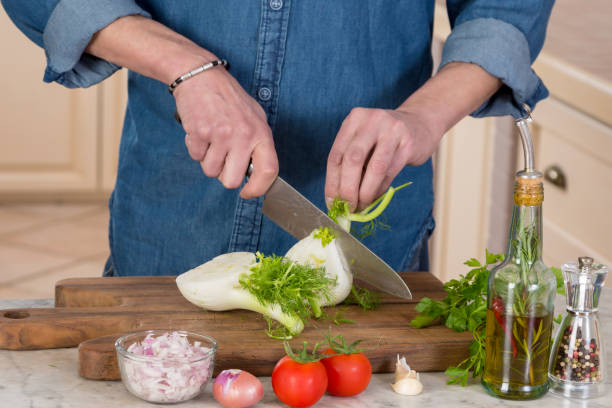 hombres que trabajan en la cocina - fennel fotografías e imágenes de stock