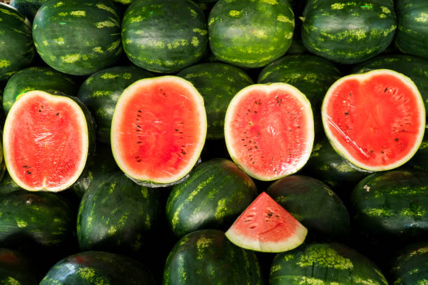 cały arbuz i pokrojony arbuz - watermelon fruit summer portion zdjęcia i obrazy z banku zdjęć
