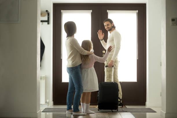 웃 고 있는 아내와 딸 출국 아버지 흔들며 작별 인사 - split foyer 뉴스 사진 이미지
