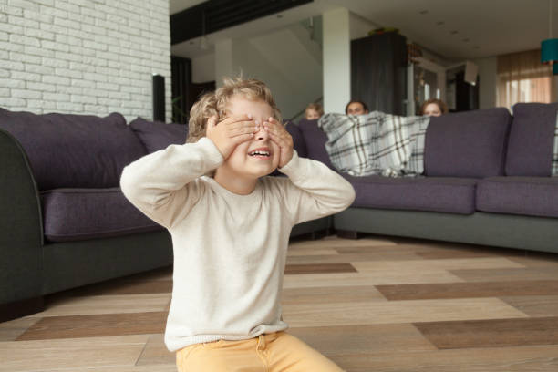 kuvapankkikuvat ja rojaltivapaat kuvat aiheesta poika leikkii piilosta perheen kanssa kotona - hide and seek