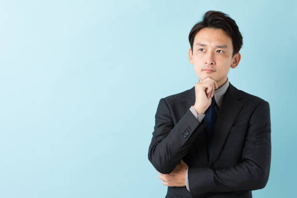 青の背景に分離したアジア系のビジネスマンの肖像画 - ビジネスマン 日本人 ストックフォトと画像