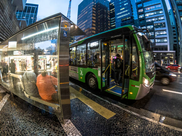 passagiere an bord einen bus in paulista avenue, sao paulo, brasilien - bus station stock-fotos und bilder