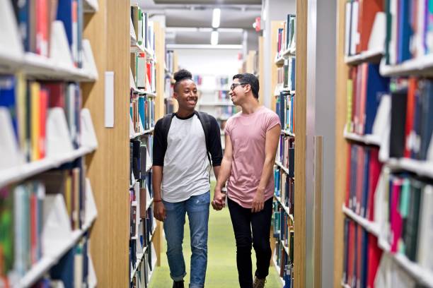 para lgbtq idąca w dół biblioteki nawy - multi ethnic group couple sex women zdjęcia i obrazy z banku zdjęć