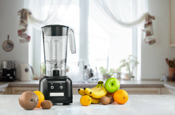 liquidificador e frutas no espaço da cozinha - electric juicer - fotografias e filmes do acervo