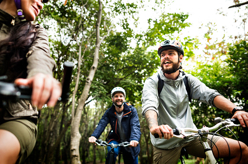 Grupo amigos bicicleta montaña en el bosque juntos photo