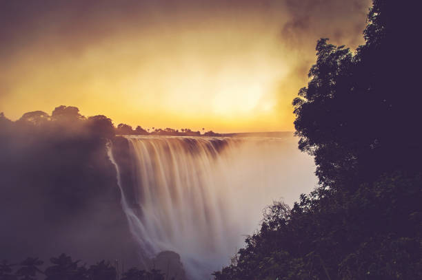 ビクトリアの滝日の出長時間露光 - victoria falls waterfall zimbabwe zambia ストックフォトと画像