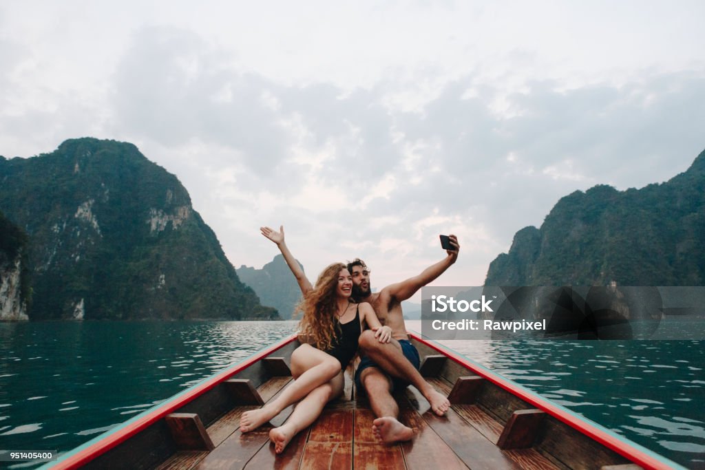 Pareja tomando selfie en un barco de cola larga - Foto de stock de Viajes libre de derechos