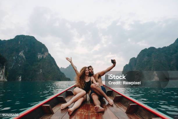 Pareja Tomando Selfie En Un Barco De Cola Larga Foto de stock y más banco de imágenes de Viajes - Viajes, Parejas, Viaje