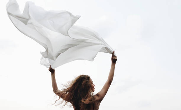 salvaje y libre como el viento - wind scarf women people fotografías e imágenes de stock
