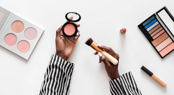 prueba cosméticos de belleza blogger - makeup artist fotografías e imágenes de stock