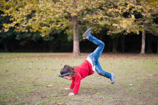 Little girl who challenges handstand