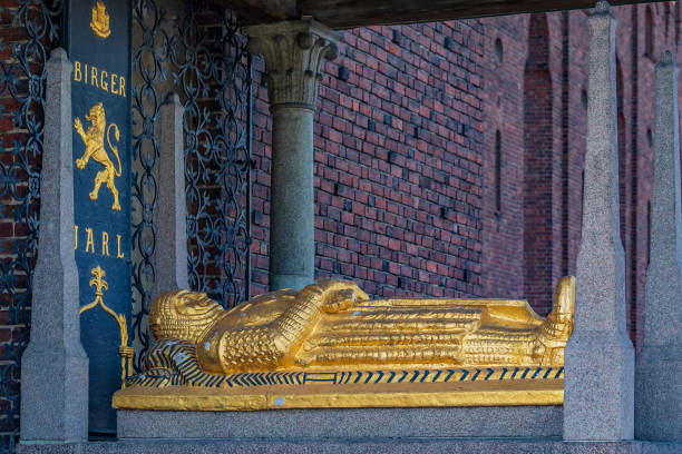 tombeau de birger jarl duc de suède qui a fondé à stockholm à stadshuset de hôtel de ville de stockholm en suède - stadsholmen photos et images de collection