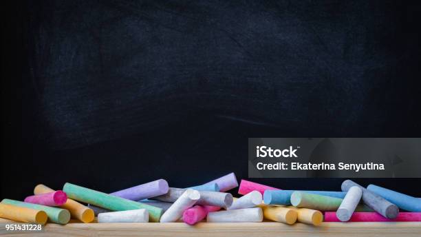 Sfondo Lavagna Della Scuola O Del College Con Gesso Colorato - Fotografie stock e altre immagini di Lavagna