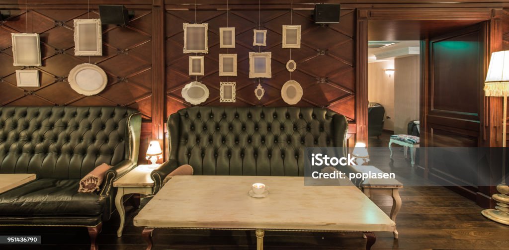 inschakelen De Het koud krijgen Luxury Restaurant Interior Classic Style Leater Sofa Stock Photo - Download  Image Now - iStock