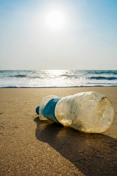 trash am strand - garbage dump vertical outdoors nobody stock-fotos und bilder