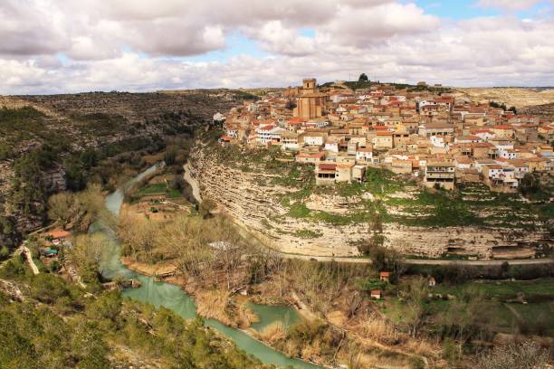 panorámica de la aldea de jorquera, en la montaña y el río cabriel que lo rodean - provincia de albacete fotografías e imágenes de stock