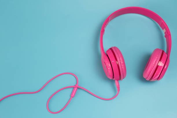 istock Pink headphones on blue background 951480354