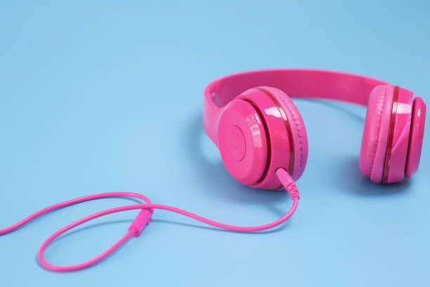 istock Pink headphones on blue background 951480372