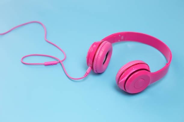 istock Pink headphones on blue background 951480384