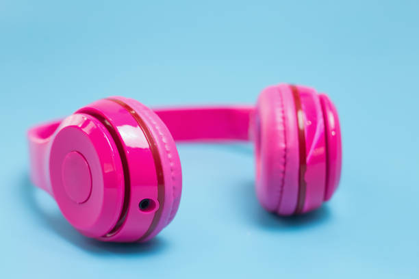 istock Pink headphones on blue background 951480392