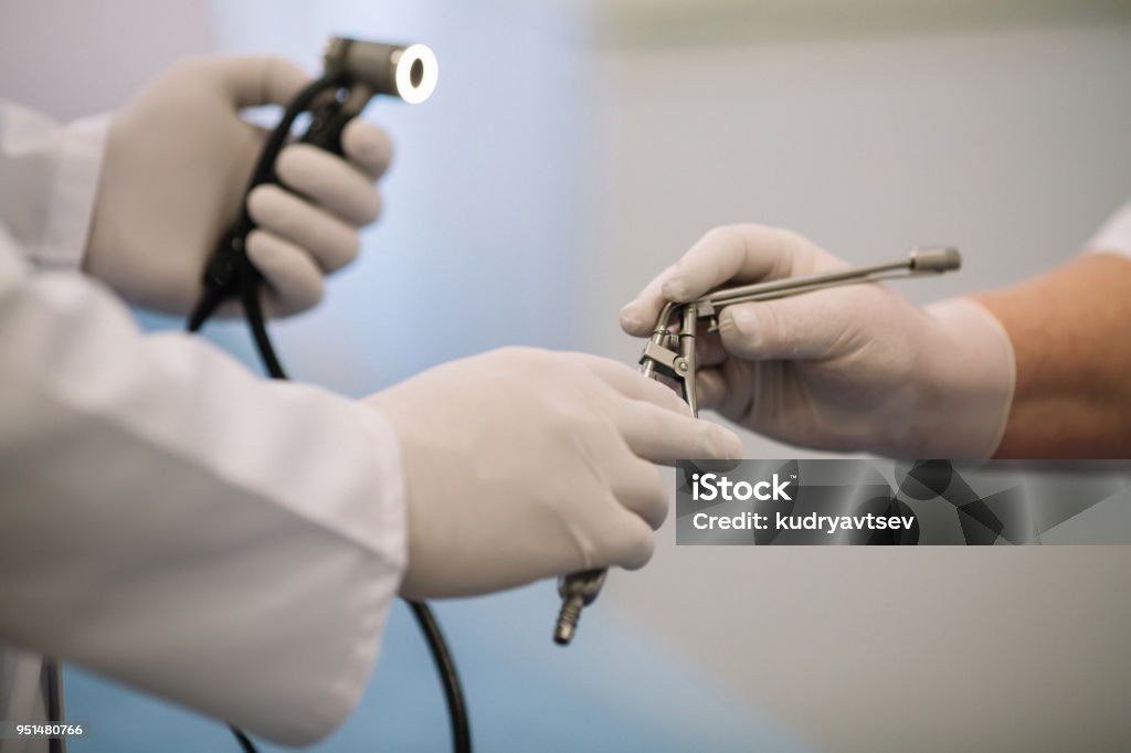 Ligador Hemorroidal in die Hände des Arztes - Lizenzfrei Proktologie Stock-Foto