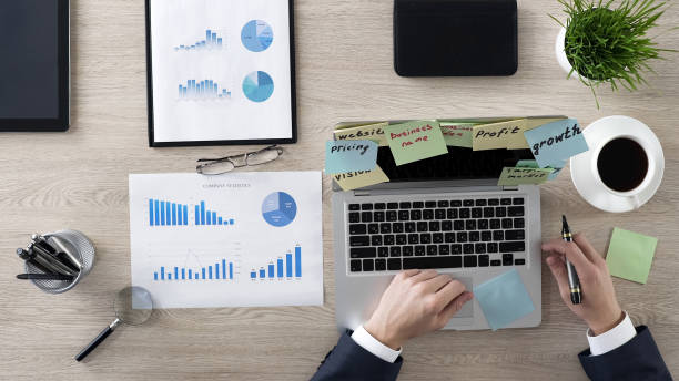 istock Office worker writing idea on sticker and brainstorming at workplace, top view 951480856