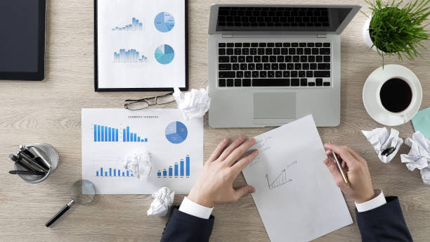 istock Top view of male hands drawing growth chart on paper, start-up and strategy 951480962