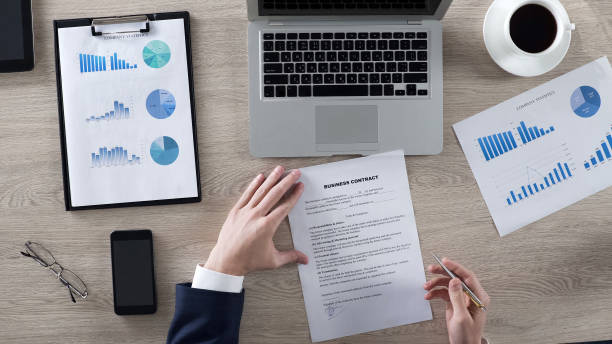 istock Businessman reading and signing business contract, office work, top view 951481380