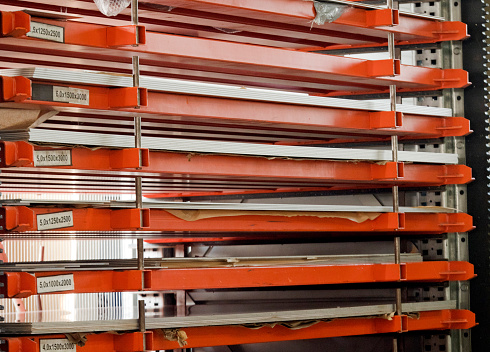 Bookcase with metal profiles in the in-store magazine